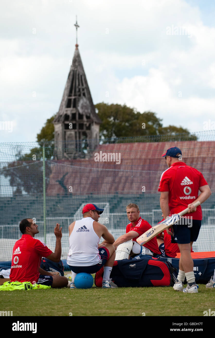 Englands (links-rechts) Owais Shah, Matt Prior, Andrew Flintoff und Tim Ambrose während einer Nets-Trainingseinheit im Sir Vivian Ricards Stadium im North Sound, Antigua. Stockfoto