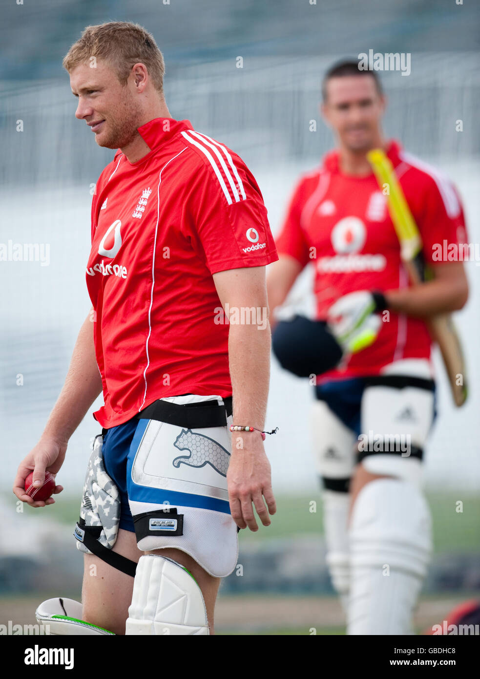 Die Engländer Andrew Flinoff (links) und Kevin Pietersen während einer Nets-Trainingseinheit im ARG-Stadion in North Sound, Antigua. Stockfoto