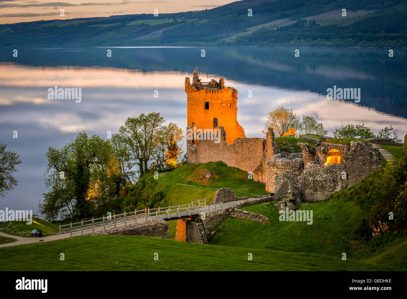 Urquhart Castle in der Dämmerung. Das Schloss sitzt neben Loch Ness in der Nähe von Inverness und Drumnadrochit, in den Highlands von Schottland. Stockfoto