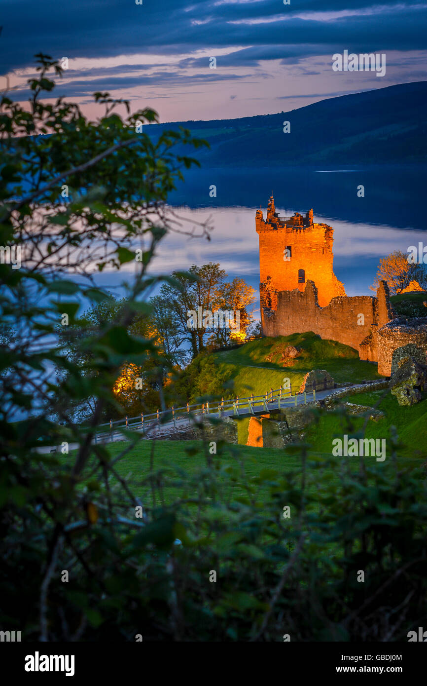 Urquhart Castle in der Dämmerung. Das Schloss sitzt neben Loch Ness in der Nähe von Inverness und Drumnadrochit, in den Highlands von Schottland. Stockfoto