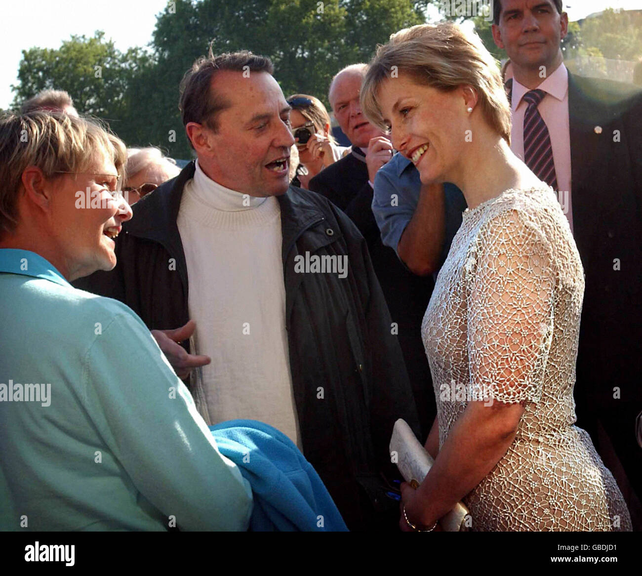 Die Gräfin von Wessex spricht mit den Mitgliedern der Öffentlichkeit im Garten des Buckingham Palace im Zentrum von London vor dem Beginn der Prom beim Palace Konzert, auf dem Gelände der Residenz von Königin Elizabeth II. * das Konzert ist eines der vielen Veranstaltungen zur Feier des Goldenen Jubiläums der Königin. Stockfoto