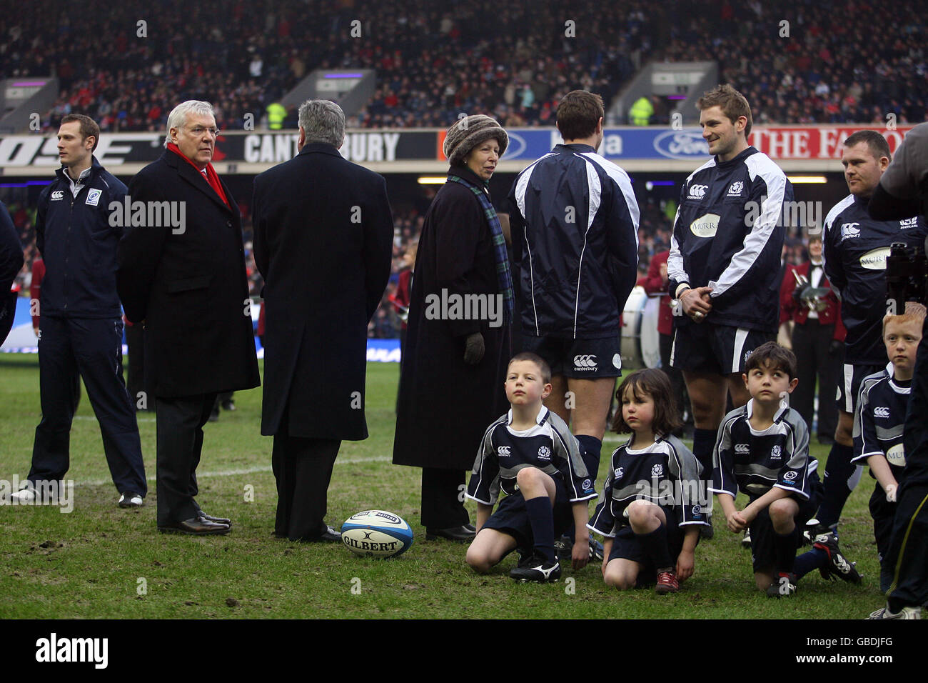 Rugby Union - RBS 6 Nations Championship 2009 - Schottland / Wales - Murrayfield. Prinzessin Anne trifft schottische Spieler, während sich die Teams vor dem Anpfiff stellen. Stockfoto