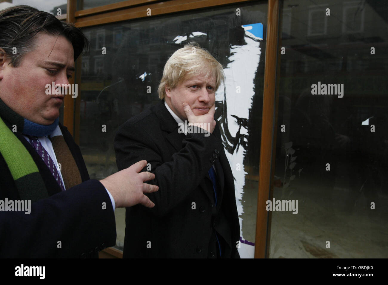 Der Bürgermeister von London Boris Johnson geht entlang Goldhawk Road in Shepherd's Bush, West London mit Hammersmith und Fulham Ratsleiter Stephen Greenhalgh (links), nachdem er eine Rede in der Broadway Centre Obdachlosen Drop-in-Einrichtung in Shepherd's Bush, West London. Stockfoto