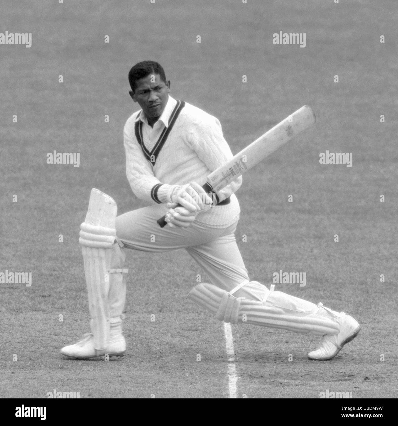 Archive-PA104232-1crop gesehen, wie hier Basil Butcher (British Guayana), ein 28-jähriger rechter Schläger und Off-Spin-Bowler mit der Cricket-Mannschaft von West Indies, geschlagen wird. Stockfoto