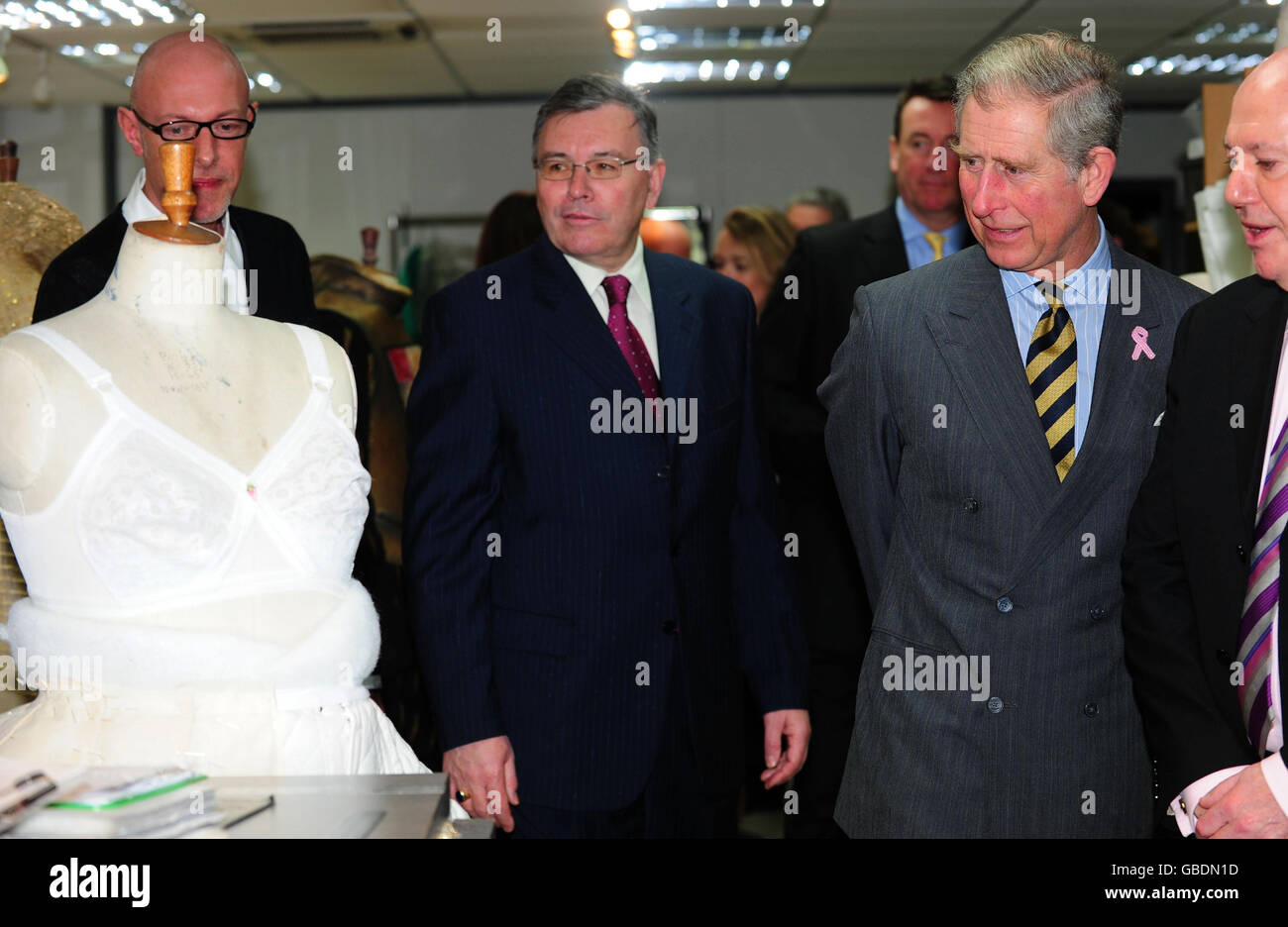 Der Prinz von Wales besucht die Kostümabteilung bei einem Besuch des Grand Theatre und der Opera North in Leeds. Stockfoto