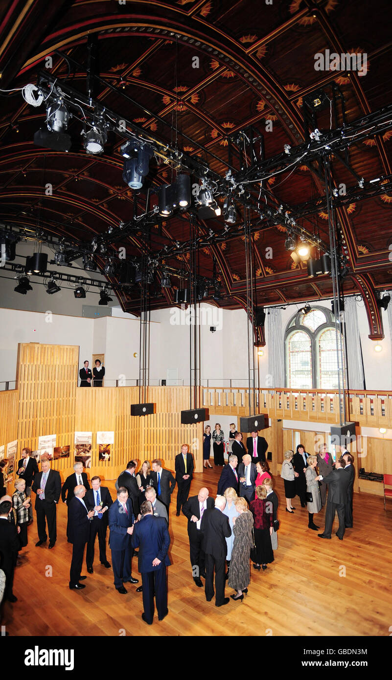 Der Prinz von Wales und die Herzogin von Cornwall sprechen mit Gästen im neu renovierten Howard Assembly Room während eines Besuchs im Grand Theatre and Opera North in Leeds. Stockfoto