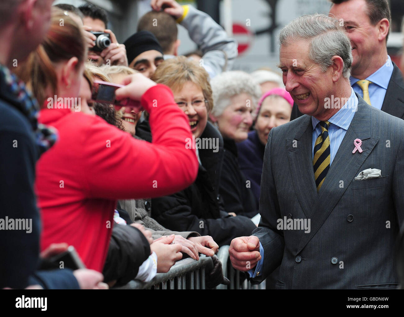 Der Prinz von Wales trifft sich mit Mitgliedern der Öffentlichkeit bei einem Besuch des Grand Theatre und der Opera North in Leeds. Stockfoto