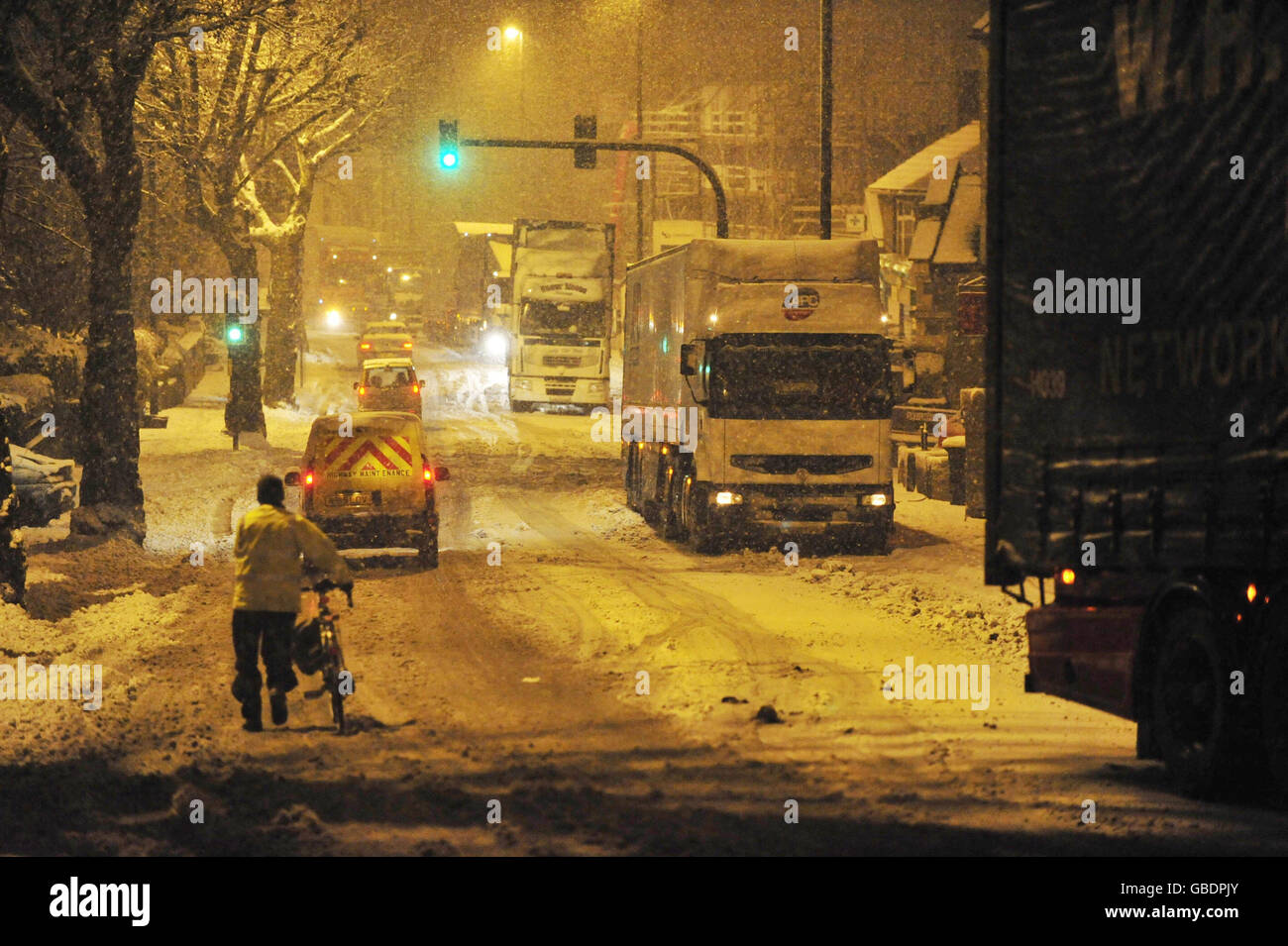Auf der A37 in Totterdown, Bristol, sind mehrere Lastwagen gestrandet, da der Schnee die Straße nach starkem Schneefall über der Stadt und im Südwesten Englands blockiert hat. Stockfoto