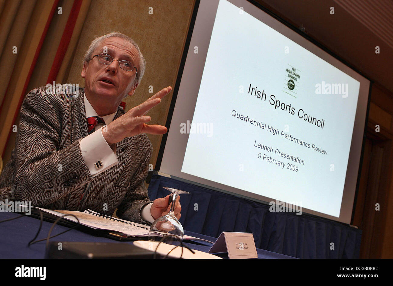 John Treacy, CEO des Irish Sports Council, nimmt an einer Pressekonferenz im Alexander Hotel, Dublin, Teil, nachdem der Irish Sports Council seinen Bericht über die Leistung des irischen Olympischen Teams bei den Olympischen und Paralympischen Spielen 2008 in Peking im vergangenen Sommer veröffentlicht hat. Stockfoto