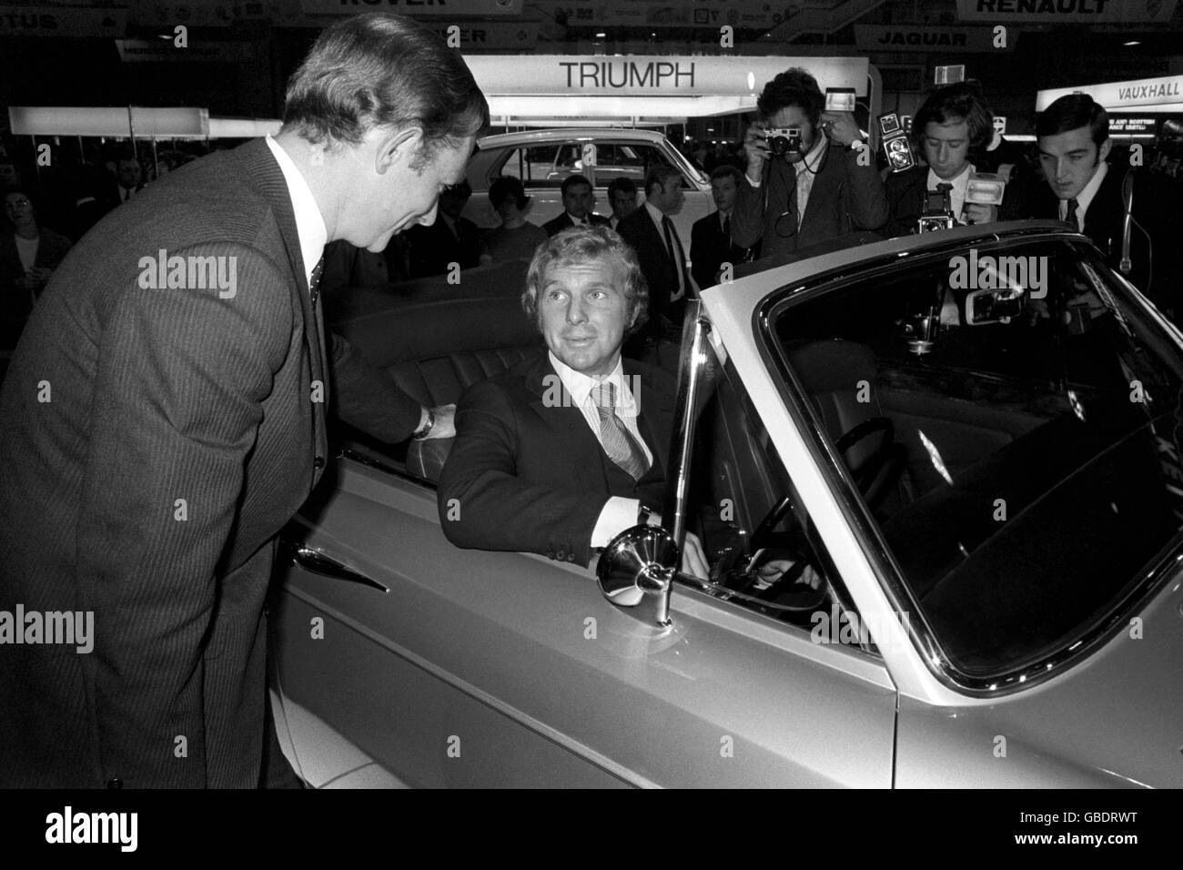 Fußball-Weltcup-Kapitän Bobby Moore testet das Silver Shadow, Rolls Royce Drop Head Coupé, als er die Internationale Automobilausstellung am Earls Court eröffnet. Stockfoto