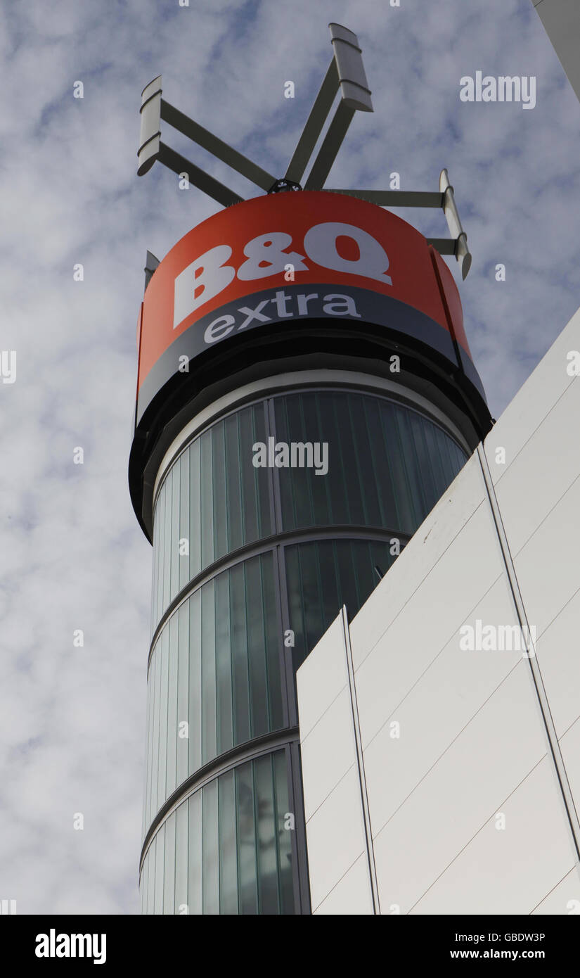 Die Windkraftanlage, die sich auf einem 35-Meter-Turm auf dem Dach des neuen B&Q-Stores in New Malden, Surrey, befindet, dem grünsten Laden der Kette, der mindestens 50 Prozent effizienter bei den CO2-Emissionen sein wird. Stockfoto