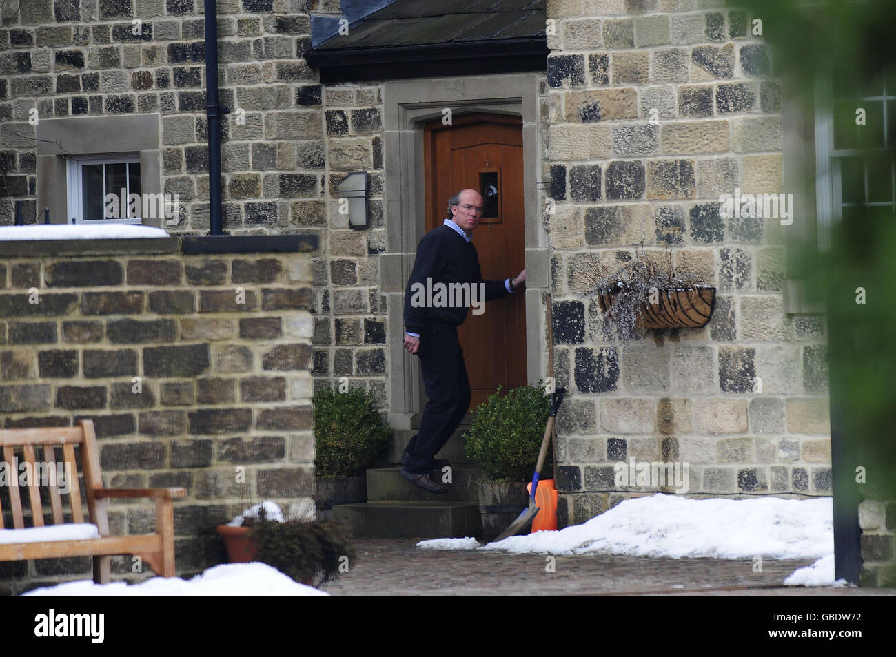 Sir James Crosby in seinem Haus in der Nähe von Harrogate, nachdem er heute als stellvertretender Vorsitzender der Financial Services Authority (FSA) zurückgetreten ist. Stockfoto