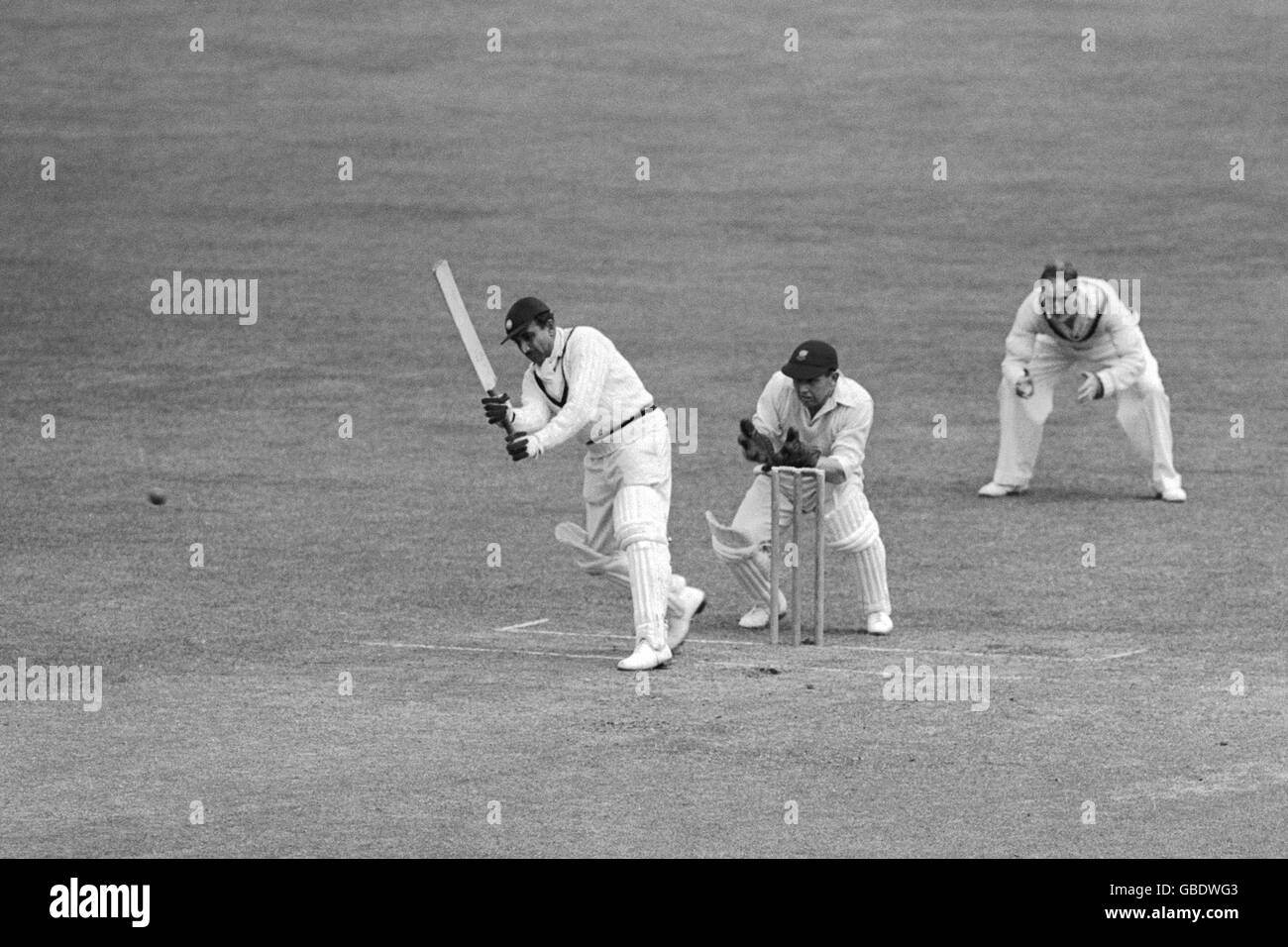 Cricket - M.C.C. V Indien - Lord's - London - 1946. Vijay Merchant (Indien) trifft auf einen Ball von Anthony Mallett. Stockfoto