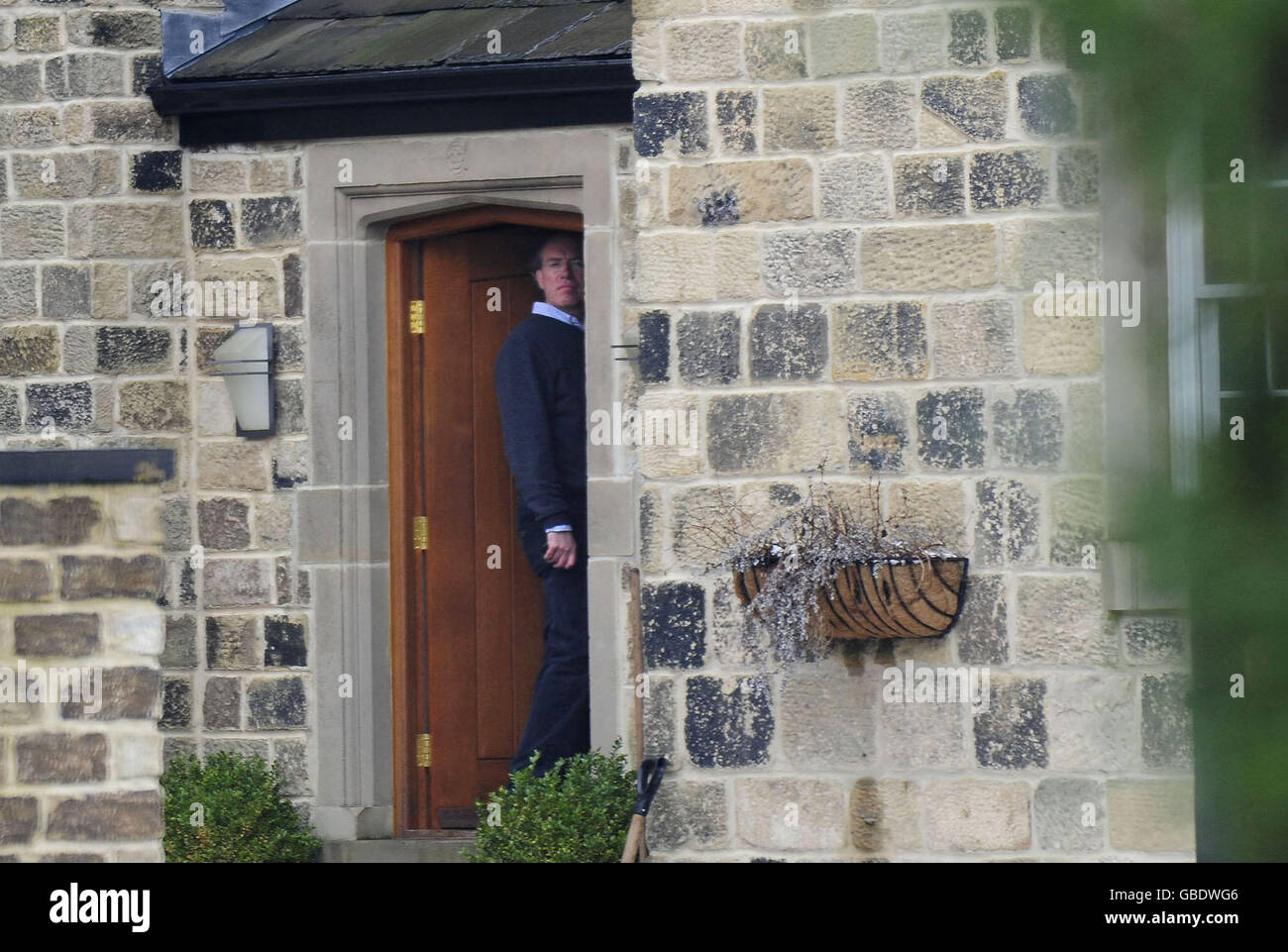 Sir James Crosby in seinem Haus in der Nähe von Harrogate, nachdem er heute als stellvertretender Vorsitzender der Financial Services Authority (FSA) zurückgetreten ist. Stockfoto