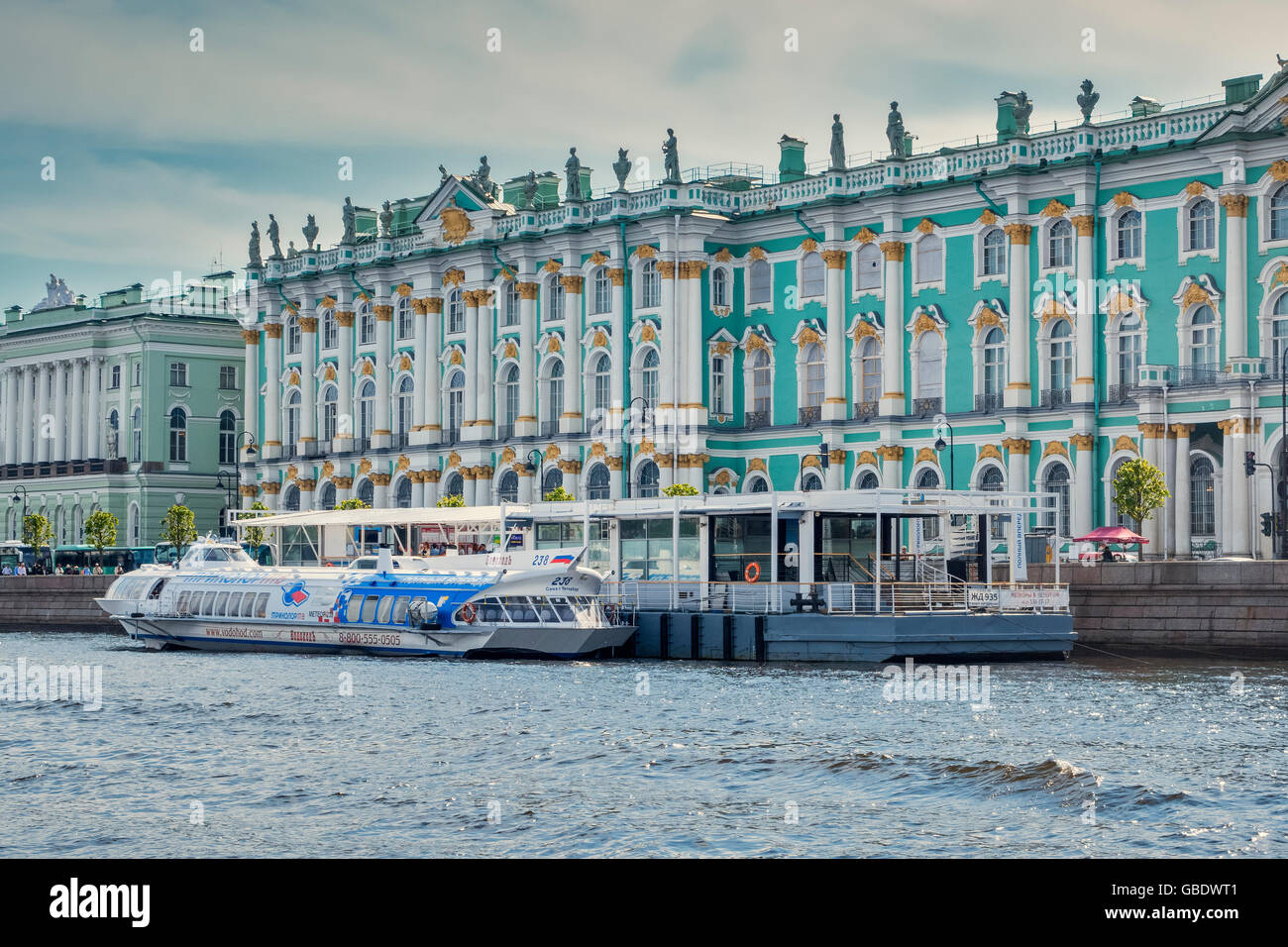 Das Eremitage-Museum betrachtet aus dem Fluss Neve Sankt Petersburg Russland Stockfoto