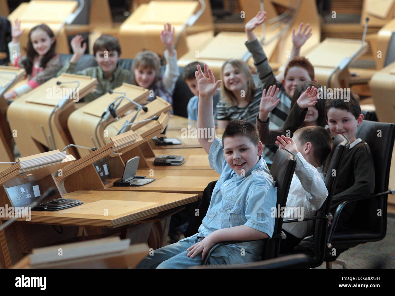 Von vorne nach hinten. Connor Moonie aus Glasgow, William Pearson aus Orkney, Charlie Dingwall aus Pitlochry, Erinn McDonald aus Carluke, Lawrence Callaghan aus Hertfordshire, Sarah Duncan aus Kircaldy, Ewan Carmichael aus Kircaldy, Abigail Richardson aus Edinburgh, Kieran Bell aus East Lothian und Megan Manfredini aus Ayrshire, alle Kinder geboren am 1. Juli, Treffen Sie sich in der Debattierkammer des schottischen Parlaments in Edinburgh, als Teil des parlaments plant, 10 Jahre Dezentralisierung zu markieren. Stockfoto