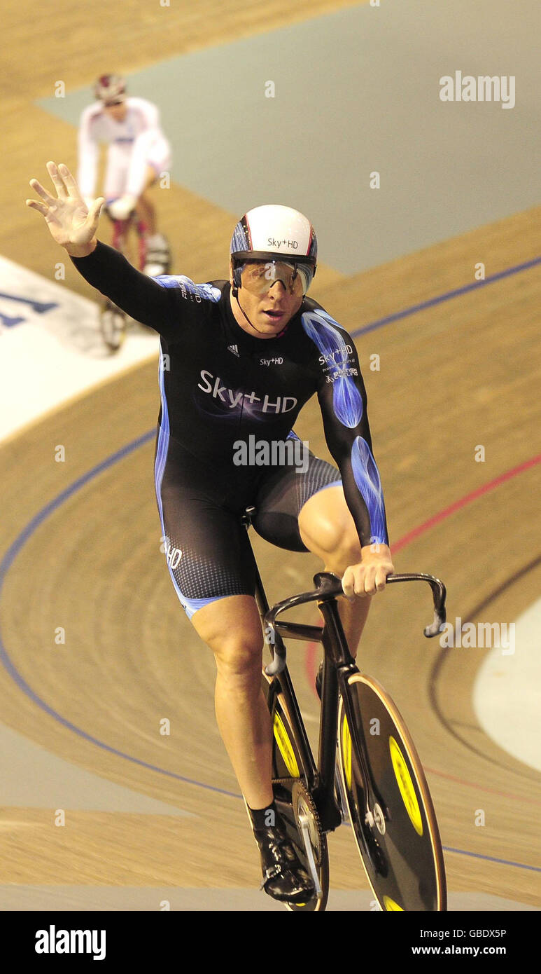 Olympia- und Weltmeister Sir Chris Hoy feiert den Sieg im Mannschaftssprint der Herren in der Ballerup Super Arena, Kopenhagen. Stockfoto