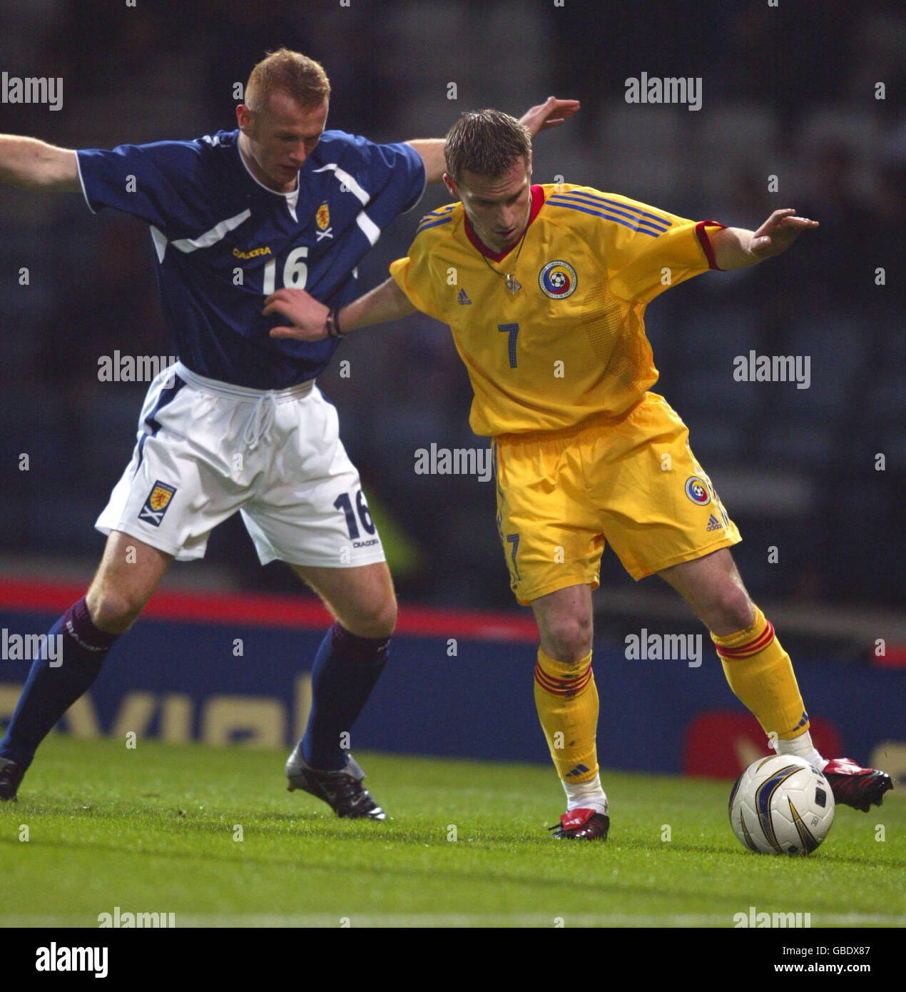 Der schottische Stephen Crainey (l) wird vom Ball gehalten Florin Cernat (r) Stockfoto