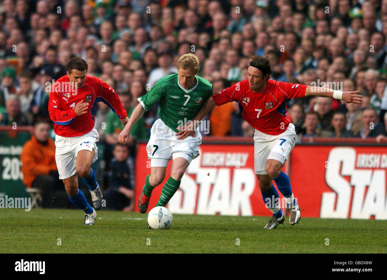 Fußball - International freundlich - Irland / Tschechische Republik. Der irische Damien Duff (c) kämpft mit Martin Jiranek und Libor Sionko aus der Tschechischen Republik Stockfoto