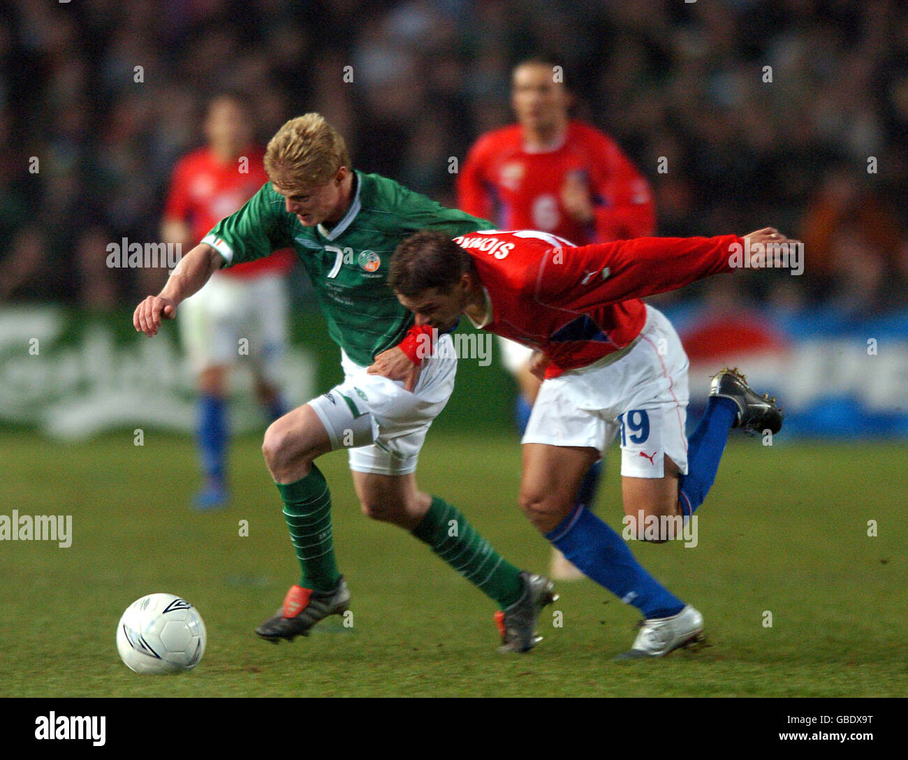 Fußball - International freundlich - Irland / Tschechische Republik. Irlands Damien Duff (l) kämpft mit Libor Sionko der Tschechischen Republik (r) Stockfoto