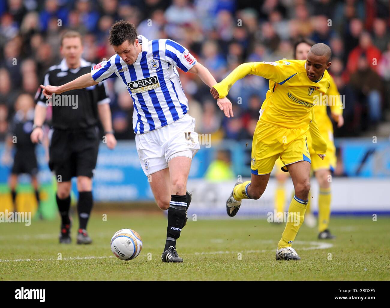 Fußball - Coca-Cola Football League One - Huddersfield Town / Leeds United - Galpharm Stadium. Fabian Delph (r) von Leeds United und Michael Collins von Huddersfield Town kämpfen um den Ball Stockfoto Fußball - Coca-Cola Football League One - Huddersfield Town / Leeds United - Galpharm Stadium. Fabian Delph (r) von Leeds United und Michael Collins von Huddersfield Town kämpfen um den Ball Stockfoto
