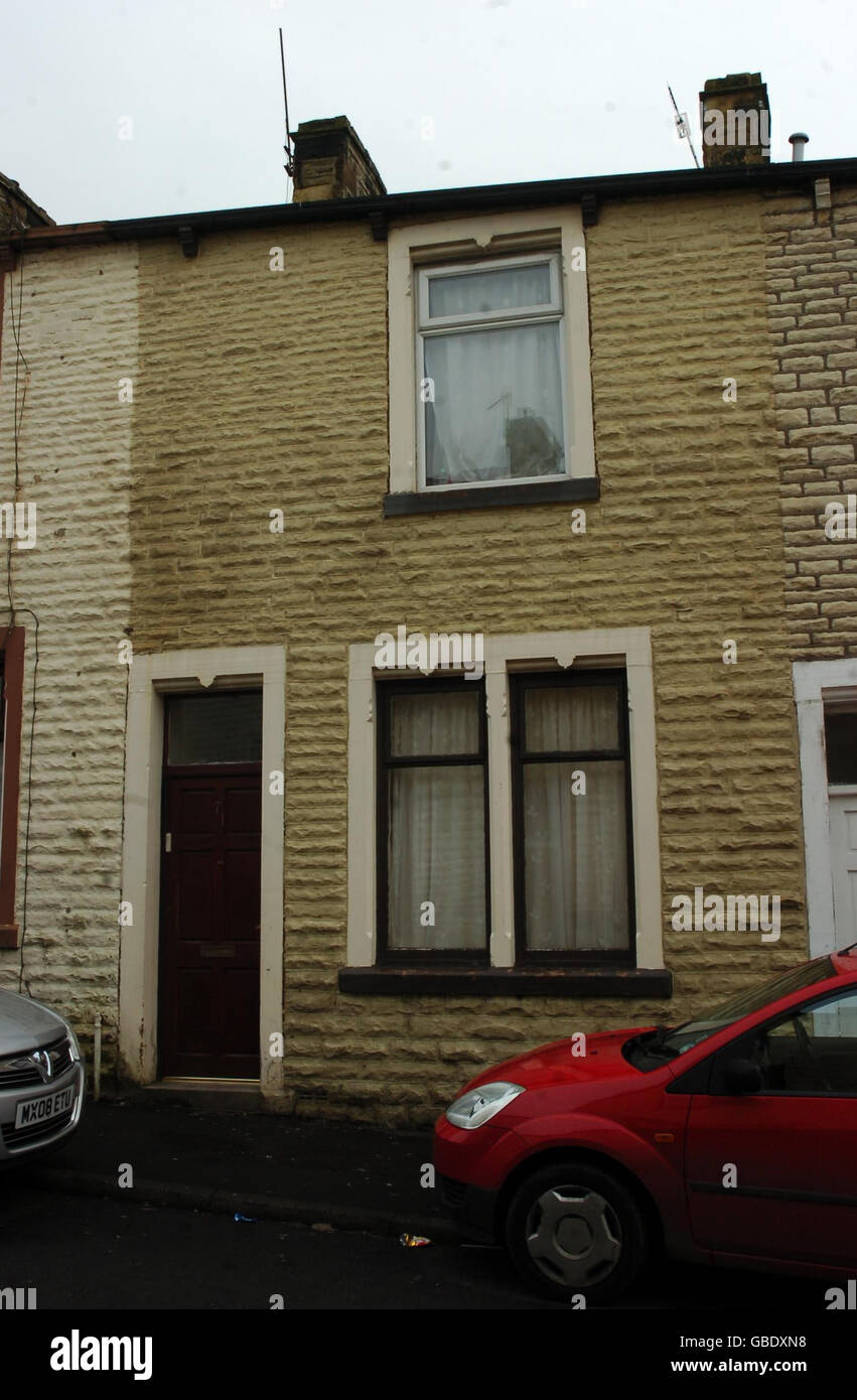 Die Szene in der Gordon Street, Burnley, Lancashire, wo Spezialbeamte, die eine Anti-Terror-Operation durchführten, nach neun Männern suchten, die letzte Nacht verhaftet wurden, nachdem sie auf der M65 in der Nähe von Preston im Rahmen einer von Geheimdiensten geführten Operation von Lancashire Constabulary und der North West Counter Terrorism Unit angehalten worden waren. Stockfoto