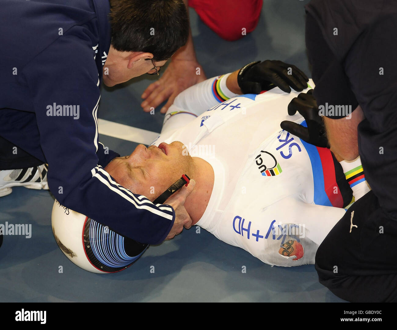 Sir Chris Hoy erhält Aufmerksamkeit nach seinem Absturz beim Mens Keirin Finale in der Ballerup Super Arena, Kopenhagen. Stockfoto