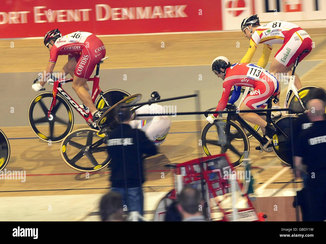 Sir Chris Hoy hat einen Crash im Mens Keirin Finale in der Ballerup Super Arena, Kopenhagen. Stockfoto
