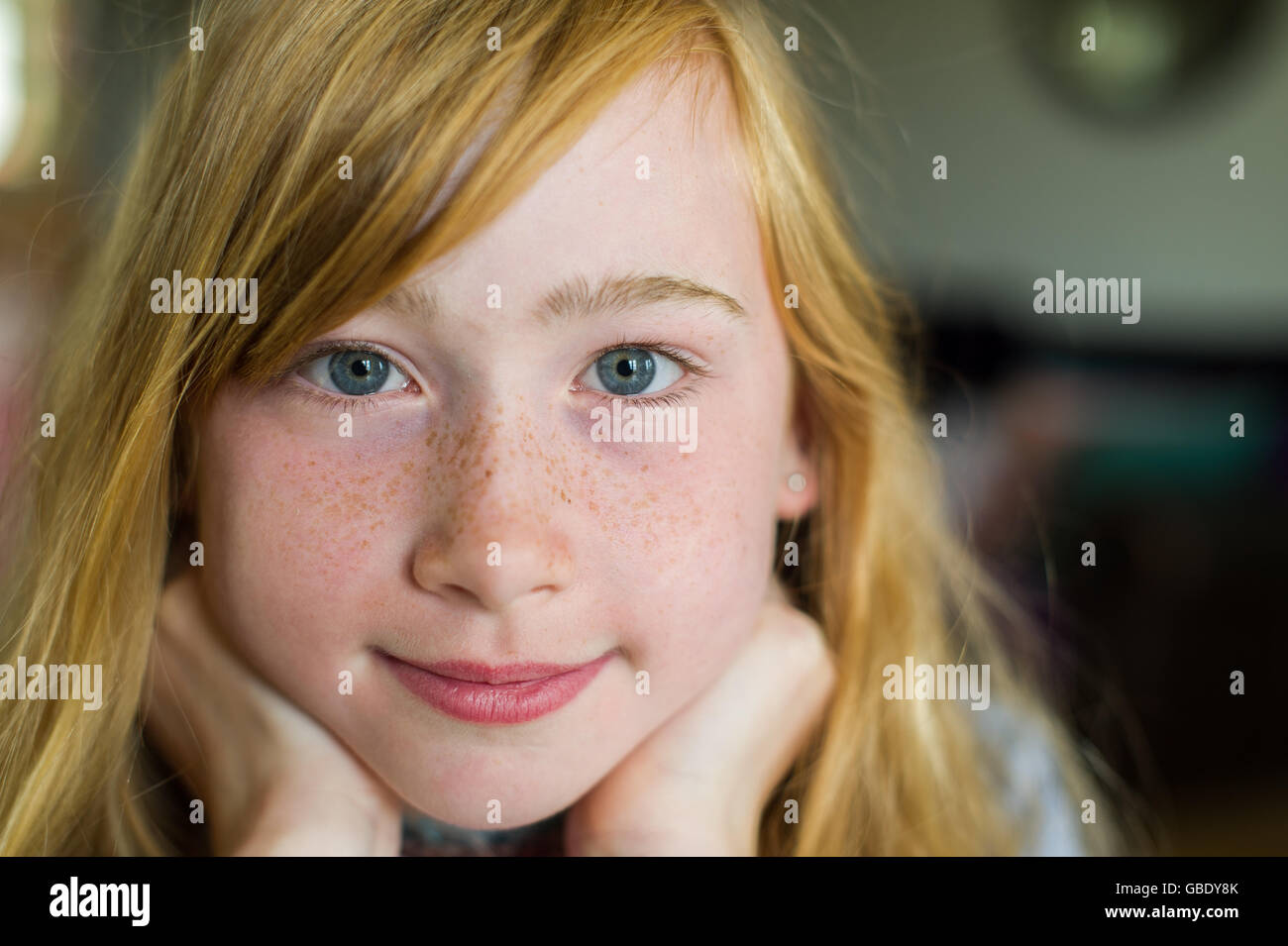 Ein Porträt von einem 9-jährigen Mädchen in die Kamera schauen. Stockfoto