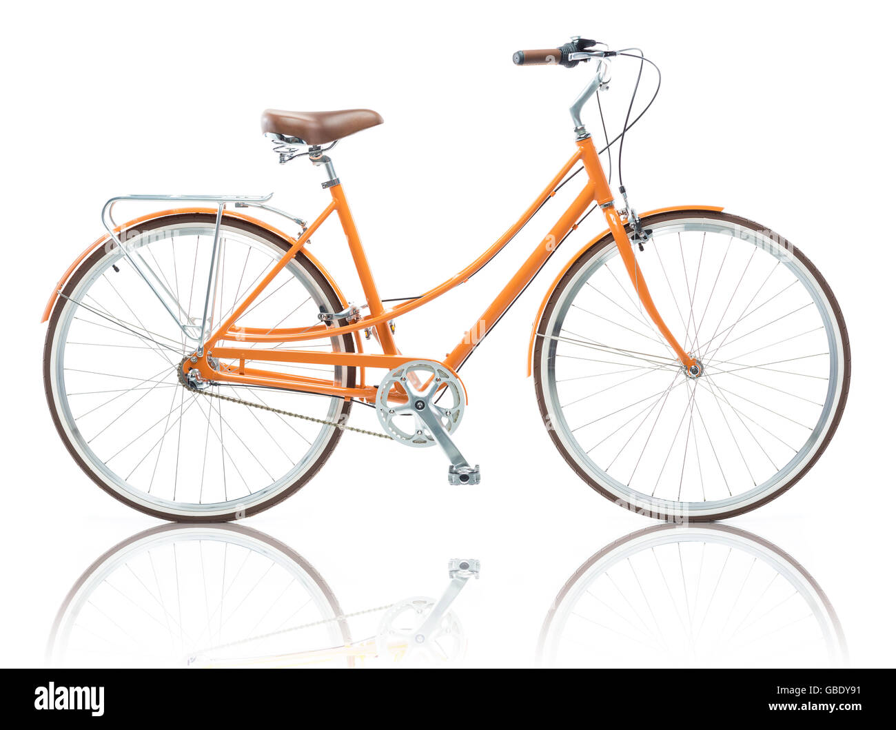 Stilvolle weibliche orange Fahrrad isoliert auf weißem Hintergrund Stockfoto