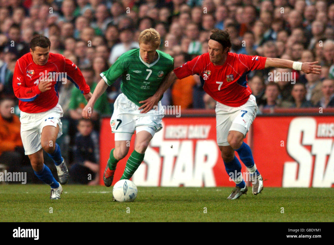 Fußball - International freundlich - Irland / Tschechische Republik. Der irische Damien Duff (c) kämpft mit Martin Jiranek und Libor Sionko aus der Tschechischen Republik Stockfoto