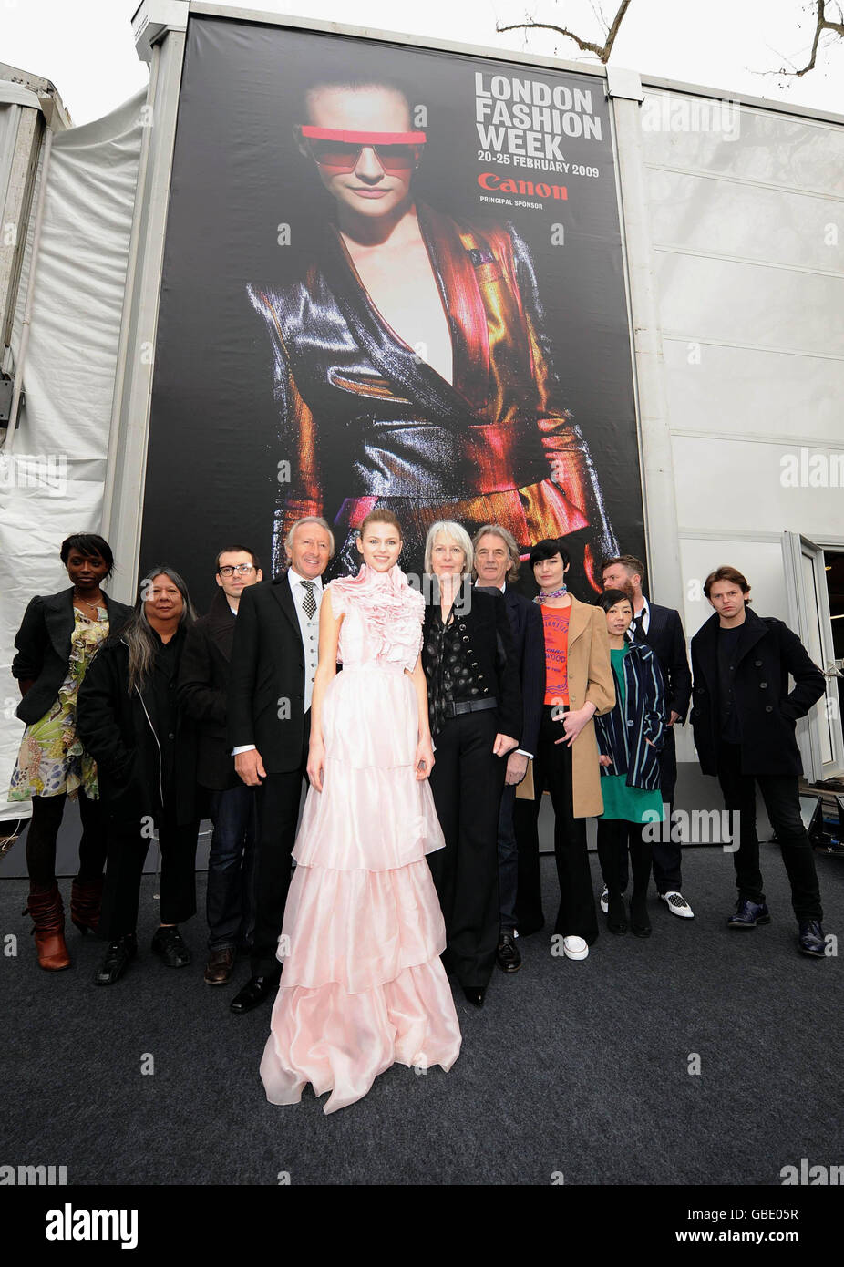 (l-r) Lorraine Pascale, John Rocha, Erdem, Harold Tillman (Chairman of BFC) Izzy Good, Hilary Riva (CEO von BFC) Paul Smith, Erin O'Connor, Wakako Kishimoto, Mark Eley und Christopher sind bei einer Fotoschau zu sehen, um 25 Jahre britische Mode vor dem Start der British Fashion Week zu feiern. Im Natural History Museum in London. Stockfoto