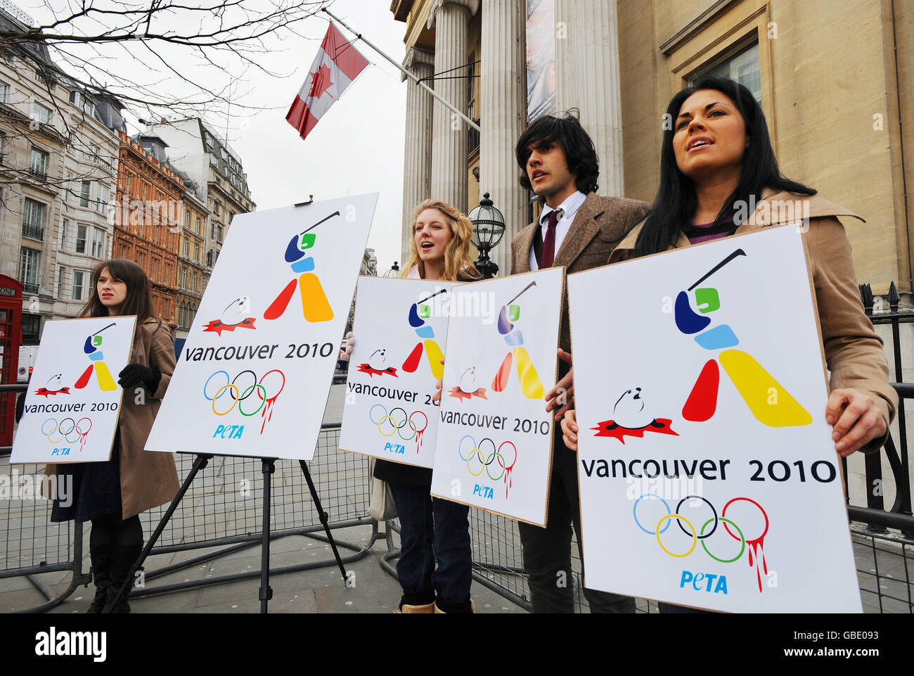 Unterstützer von PETA (People for the Ethical Treatment of Animals) starten vor der kanadischen Botschaft in London eine neue Plakatkampagne, die das Logo der Olympischen Winterspiele 2010 parodiert, als Reaktion auf die bevorstehende jährliche Siegelkeule Kanadas. Stockfoto