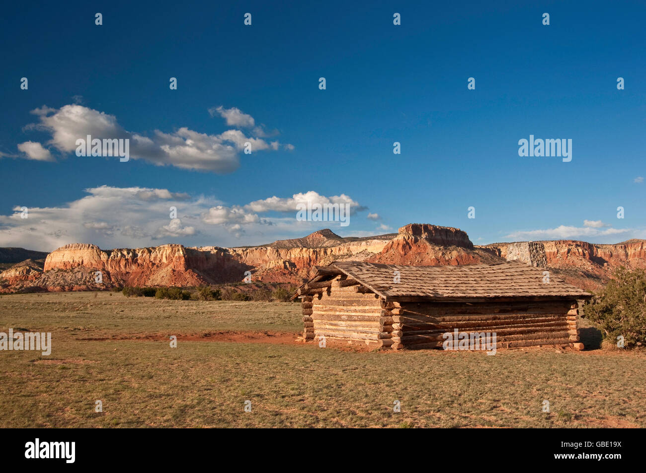 Blockhaus in City Slickers Filmset auf Ghost Ranch in der Nähe von Abiquiu, New Mexico, USA Stockfoto