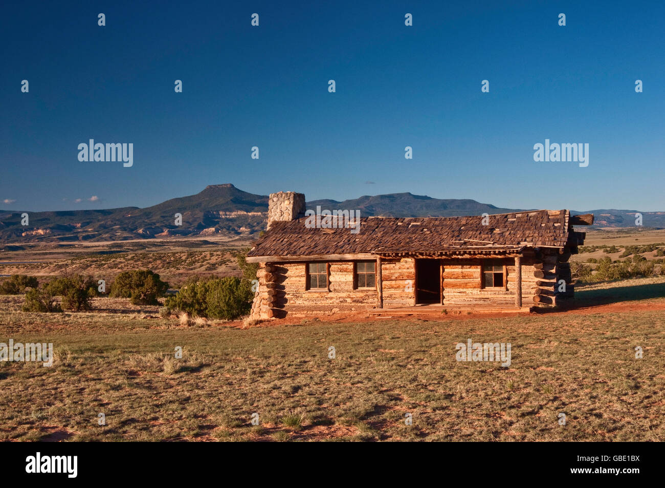 Blockhaus in City Slickers Filmset auf Ghost Ranch in der Nähe von Abiquiu, New Mexico, USA Stockfoto