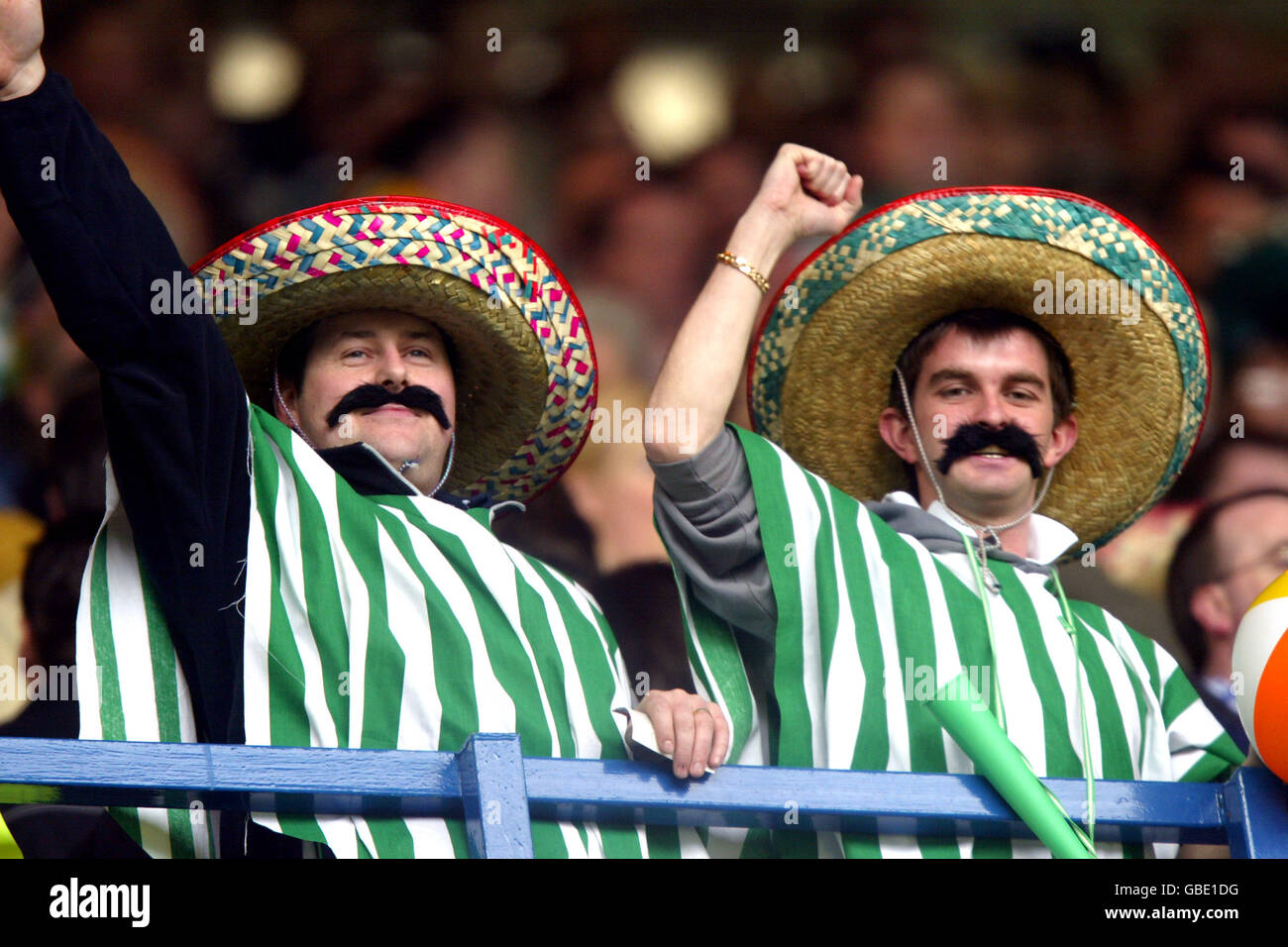 Fußball - Bank of Scotland Premier Division - Rangers gegen Celtic. Celtic-Fans verkleiden sich zu diesem Anlass als Mexikaner Stockfoto