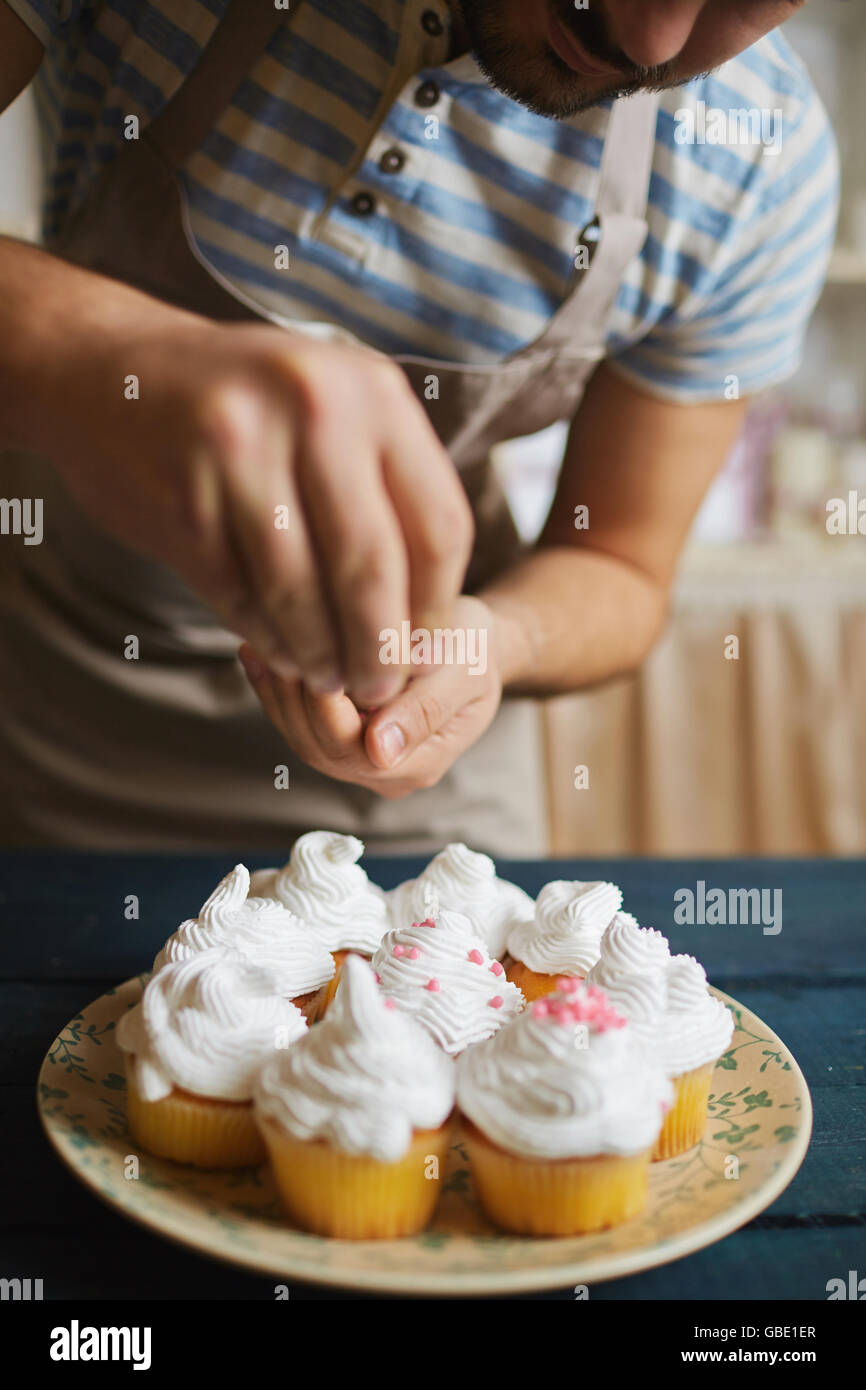 Konditor Beregnung frische Muffins auf Platte Stockfoto