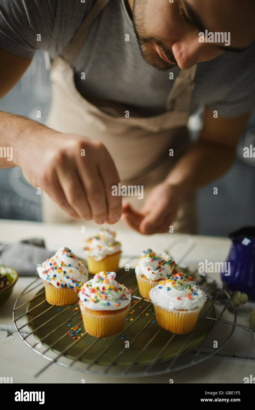 Konditor Beregnung leckere Muffins auf Metall Rost Stockfoto