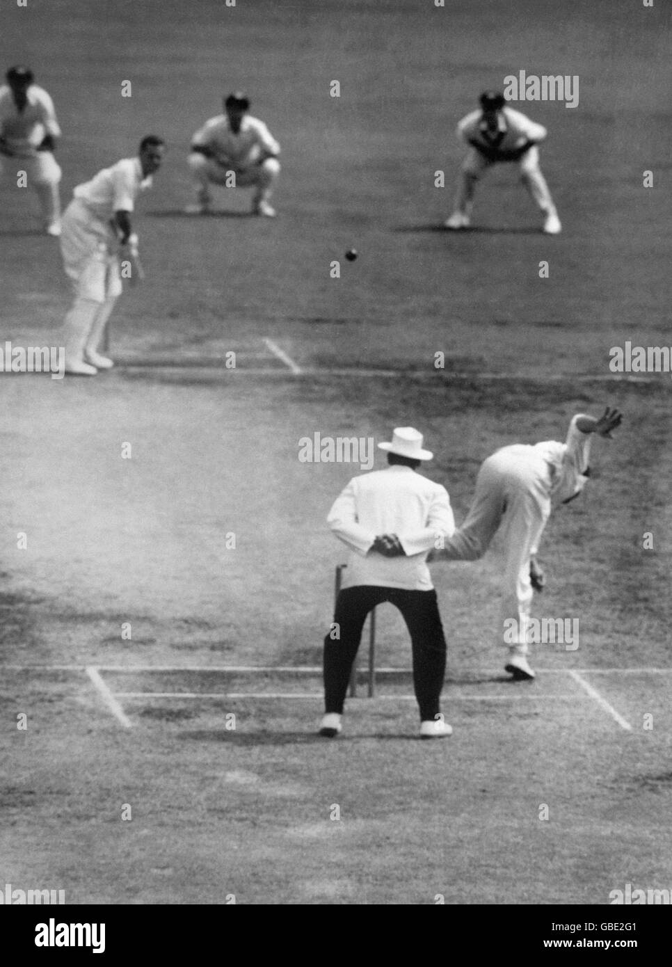 Der australische Ian Meckiff bowls Goddard am zweiten Tag des Testmatches. Es war während des Spiels, dass Meckiff wurde "no balled" vier Mal in der Trägheit über er gekrüppt. Er wurde dann von Kapitän Richie Benaud abgesetzt und kündigte später an, dass er sich aus dem Cricket zurückziehen würde. Stockfoto