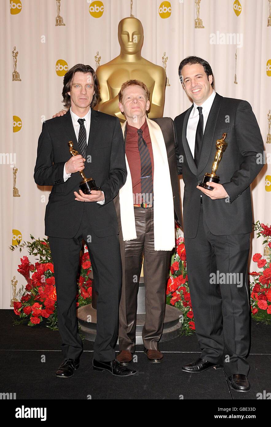 James Marsh und Simon Chinn (rechts) zusammen mit Philippe Petit (Mitte) mit dem Preis für den besten Dokumentarfilm, ausgezeichnet für man on Wire, bei den 81. Academy Awards im Kodak Theater, Los Angeles. Stockfoto