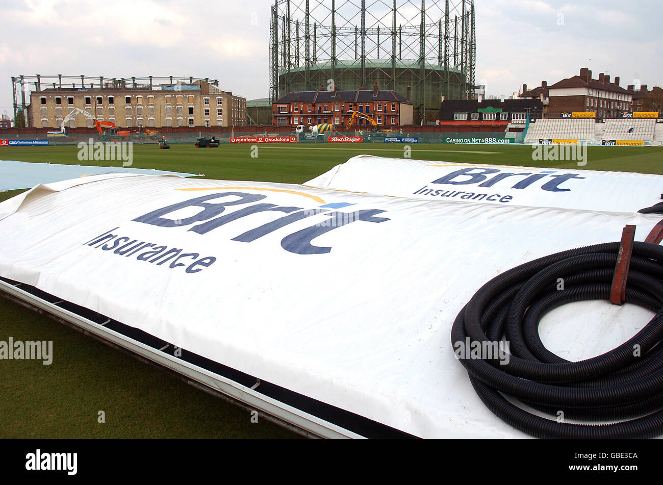 Cricket, Surrey CCC Photocall. Wicket deckt lag auf dem Feld am Brit Oval Stockfoto