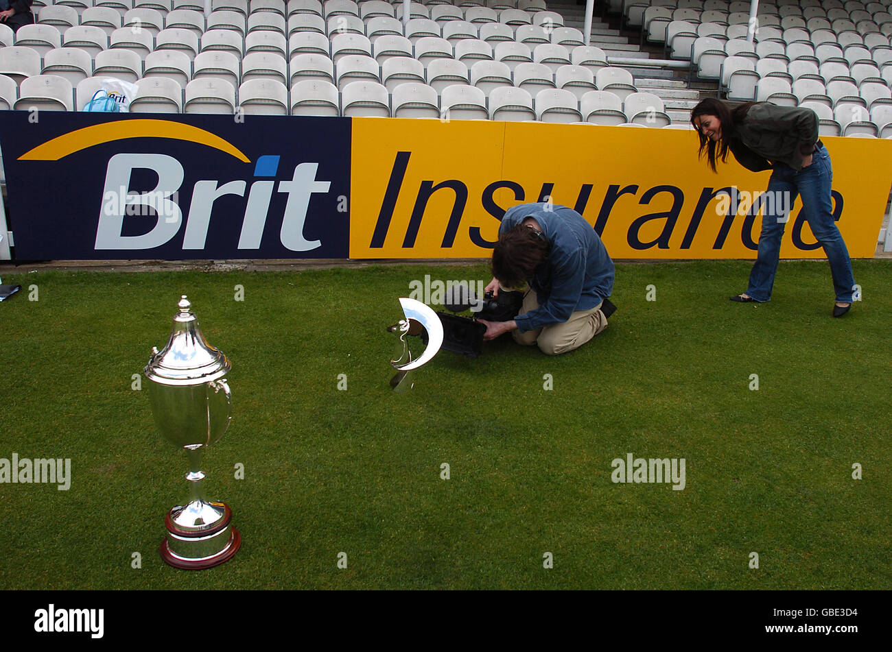 Ein Kameramann bekommt eine Nahaufnahme der EZB National League Trophy beim Brit Oval Stockfoto