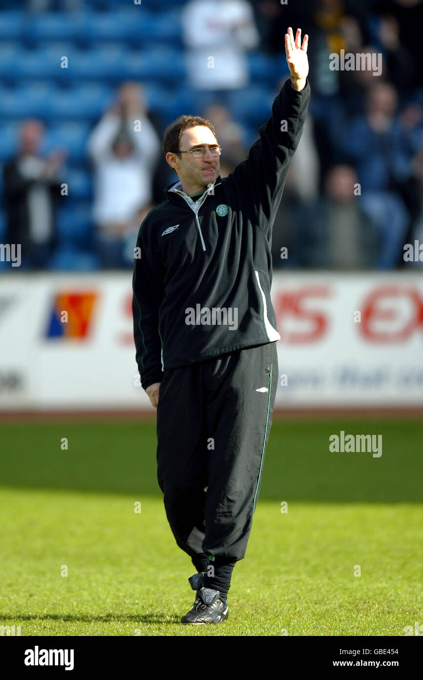Celtic-Manager Martin O'Neill feiert, nachdem der Sieg gegen Kilmarnock Celtic als Gewinner der Premier Division der Bank of Scotland bestätigt hat Stockfoto