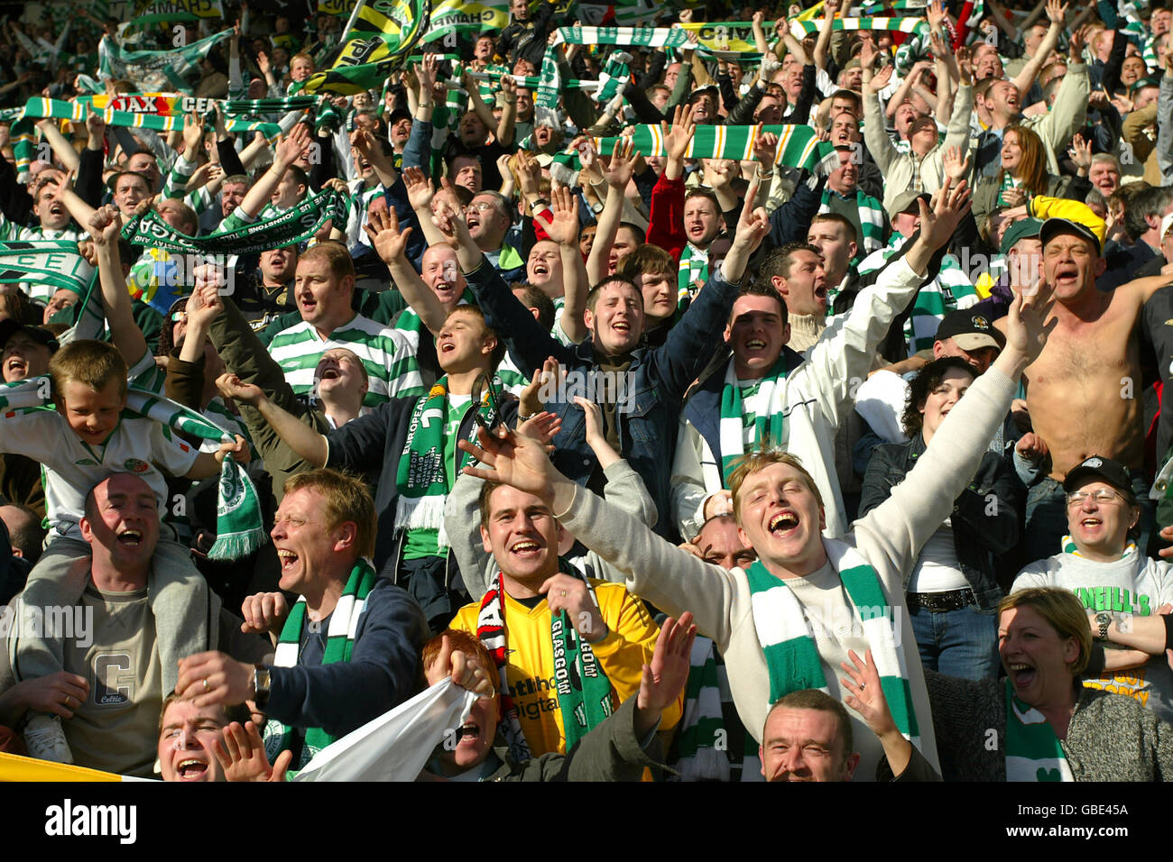 Celtic's Fans feiern, nachdem der Sieg gegen Kilmarnock Celtic bestätigt Als Gewinner der Premier Division der Bank of Scotland Stockfoto