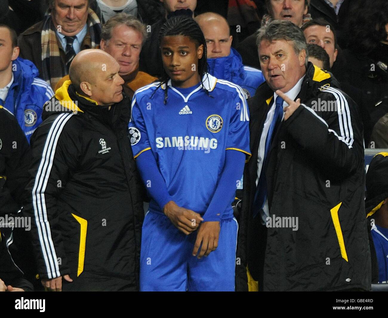 Fußball - UEFA Champions League - erste Ausscheidungsrunde - erste Etappe - Chelsea gegen Juventus - Stamford Bridge. Chelseas Manager Guus Hiddink und sein Assistent Ray Wilkins geben Michael Mancienne Anweisungen Stockfoto