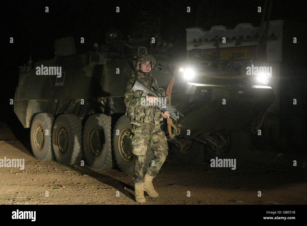 Mitglieder des 99. Infanterie-Bataillons der irischen Verteidigungsstreitkräfte bei einer nächtlichen Patrouille in der Region Goz Beida im Tschad im Rahmen ihrer laufenden EUFOR-Friedensmission. Stockfoto