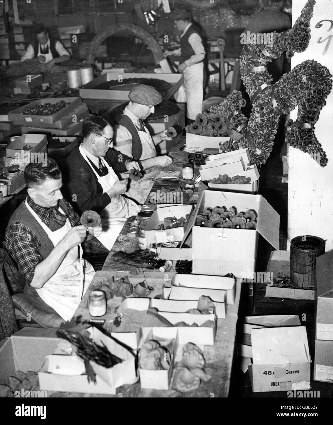 Behinderte Ex-Militärangehörige, die in der britischen Legion Poppy-Fabrik in Richmond-upon-Thames an einigen der Millionen von Mohnblumen arbeiten, die am Gedenktag am 8. November zum Verkauf angeboten werden. Stockfoto