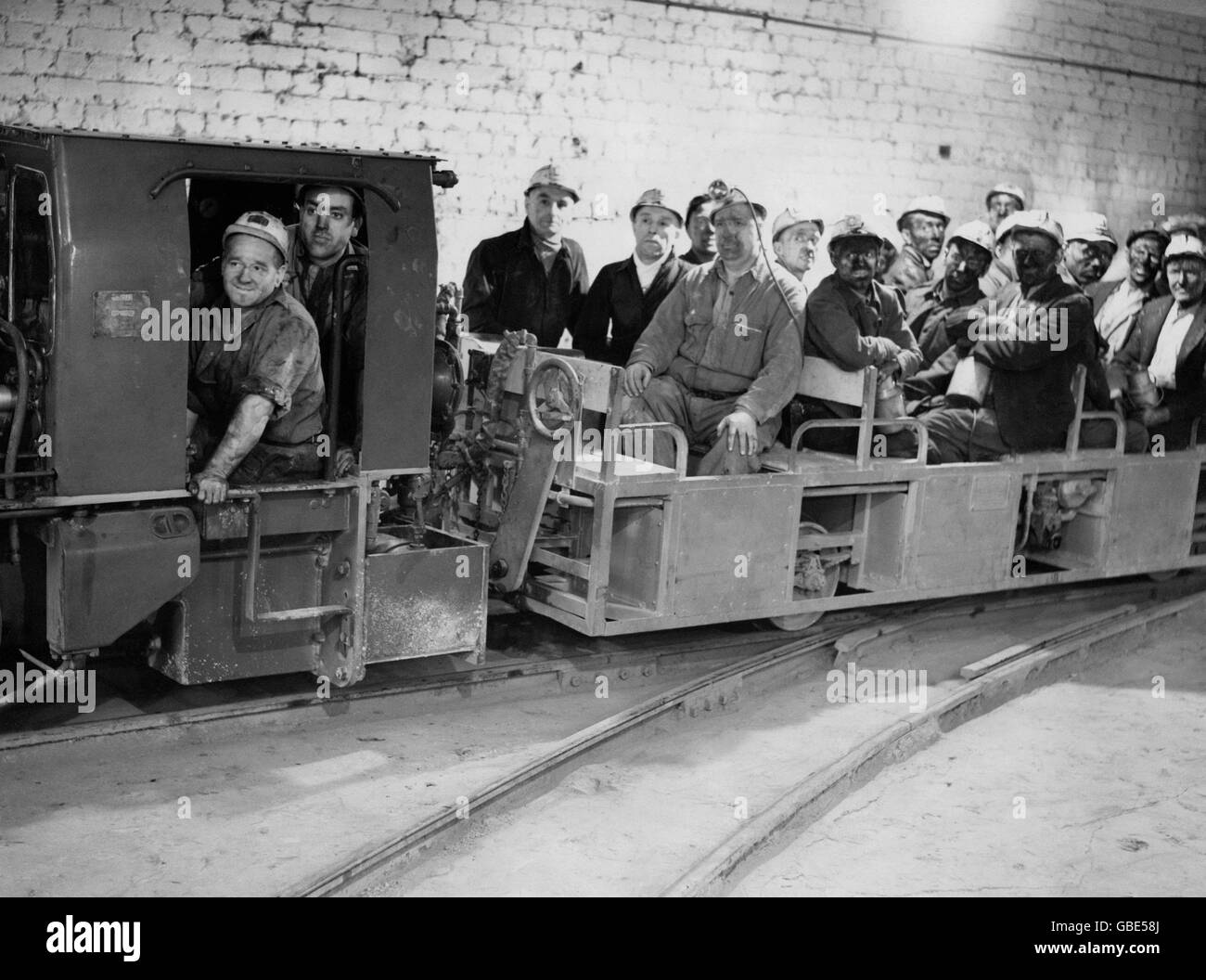Bergleute kommen über die neu installierte Dieselbahn in NOOK Colliery, Astley, Lancashire aus dem Schichtwechsel. Stockfoto