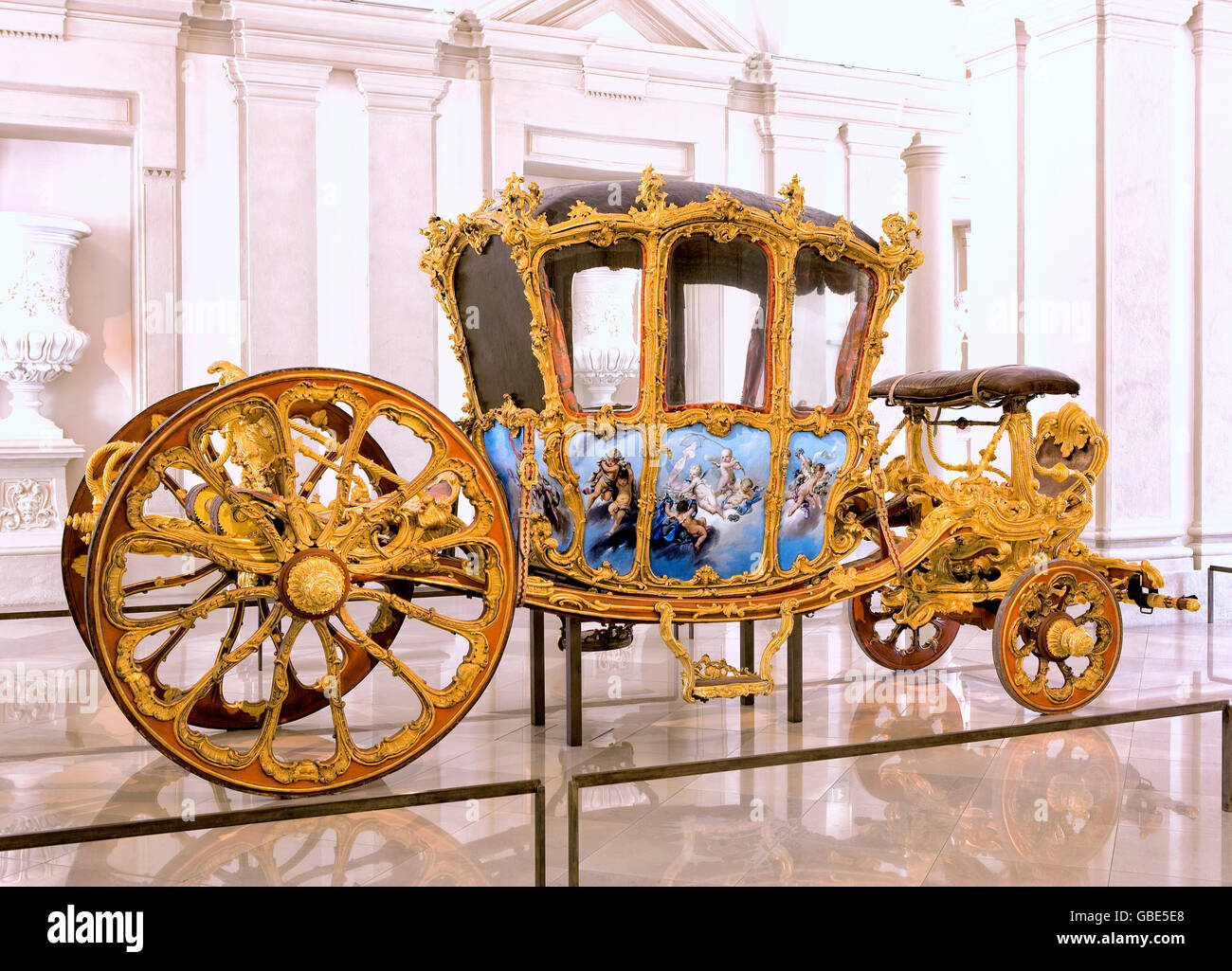 Alte Kutsche ausgesetzt im Palais Liechtenstein in Wien Stockfoto