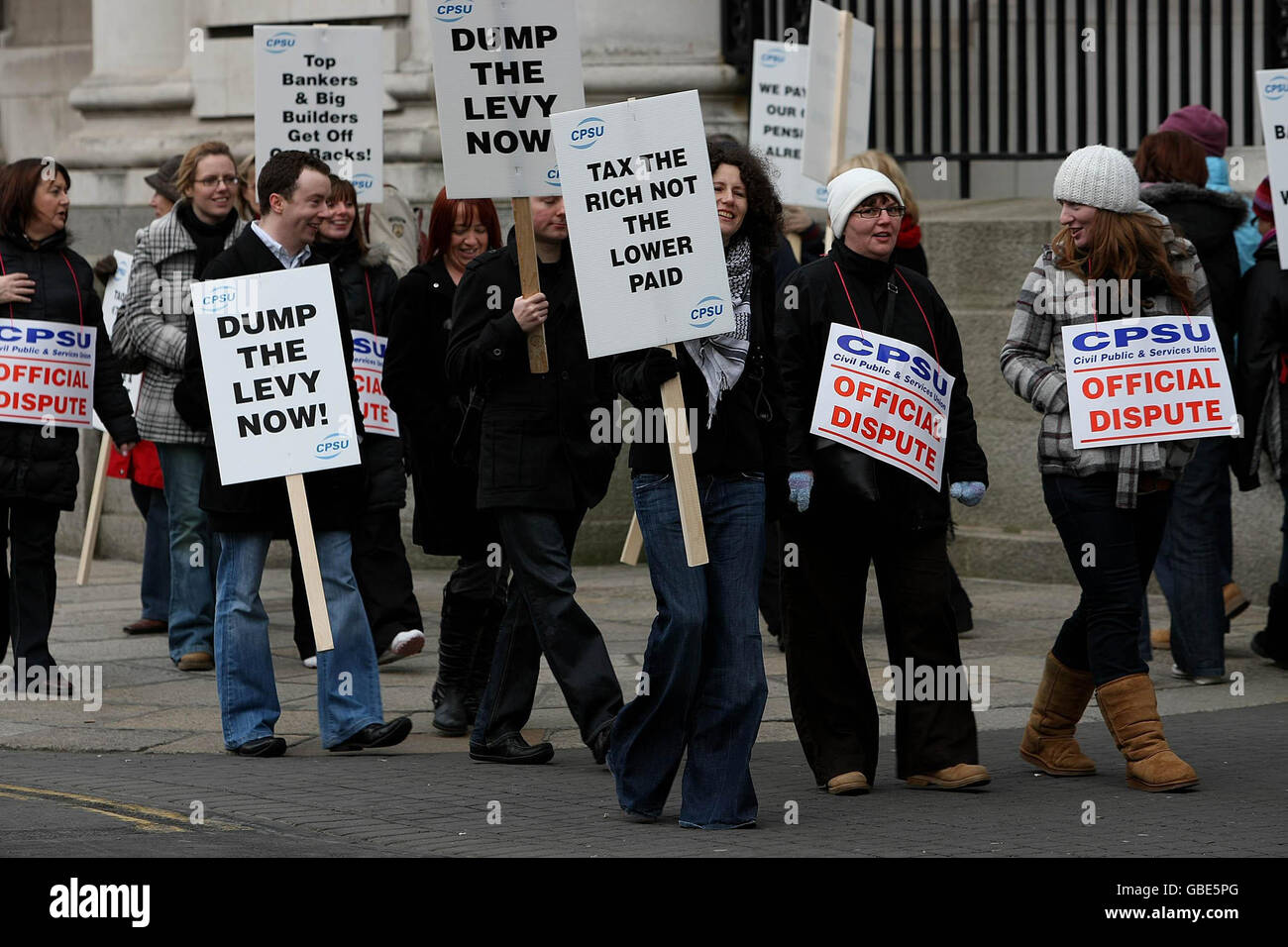 Mitglieder der Civil Public and Services Union streikten vor Regierungsgebäuden in Dublin. Stockfoto